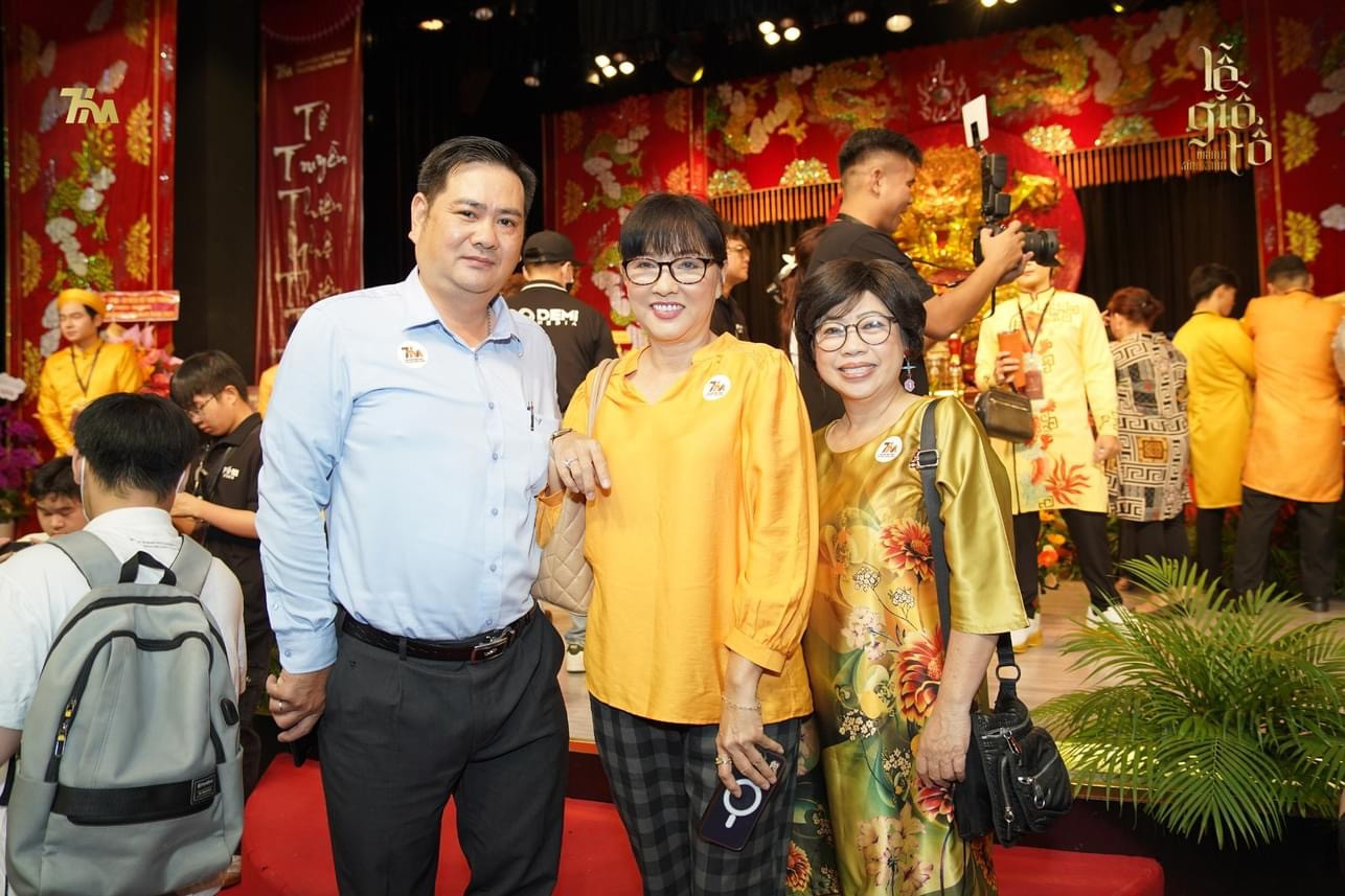 Nghệ sĩ Phi Phụng và Phương Dung tại sân khấu kịch Trương Hùng Minh. Hai người hiện kết hợp thực hiện kênh YouTube, chuyên giúp đỡ, thăm hỏi nghệ sĩ lớn tuổi, có hoàn cảnh khó khăn.