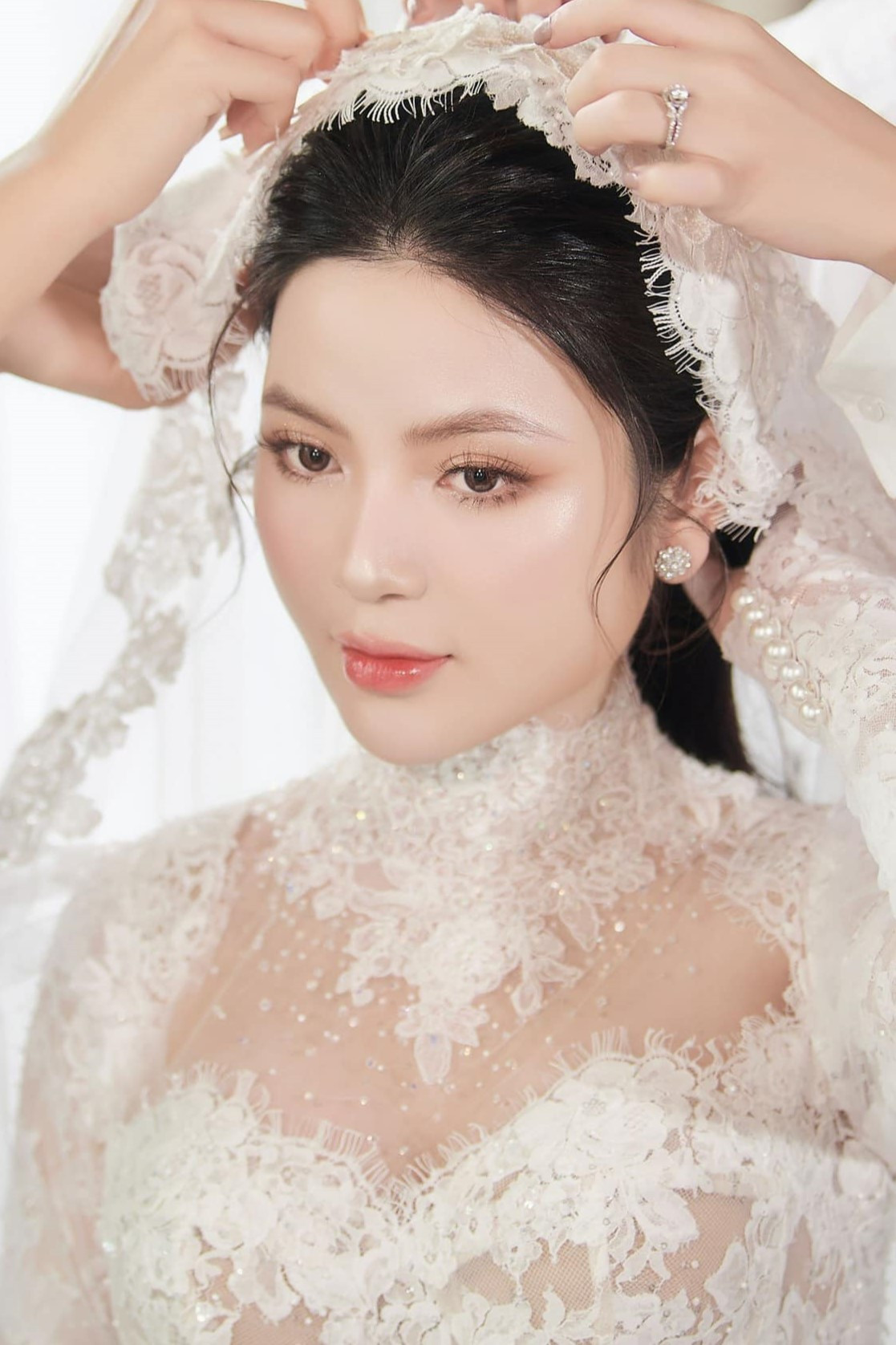 Cận nhan sắc trong trẻo của cô dâu sinh năm 2000.