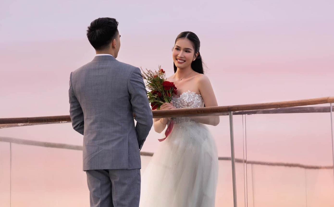 Khoảnh khắc Phương Anh được bạn trai cầu hôn tại Phú Quốc.