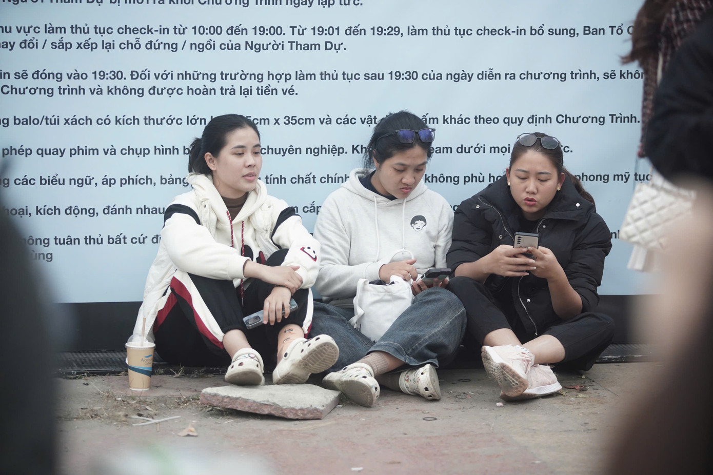 Sau khi đổ về sân vận động Mỹ Đình, giới trẻ ngồi quanh khu vực ngoài sân khấu, chờ thêm hai tiếng để vào trong xem concert Anh trai say hi.