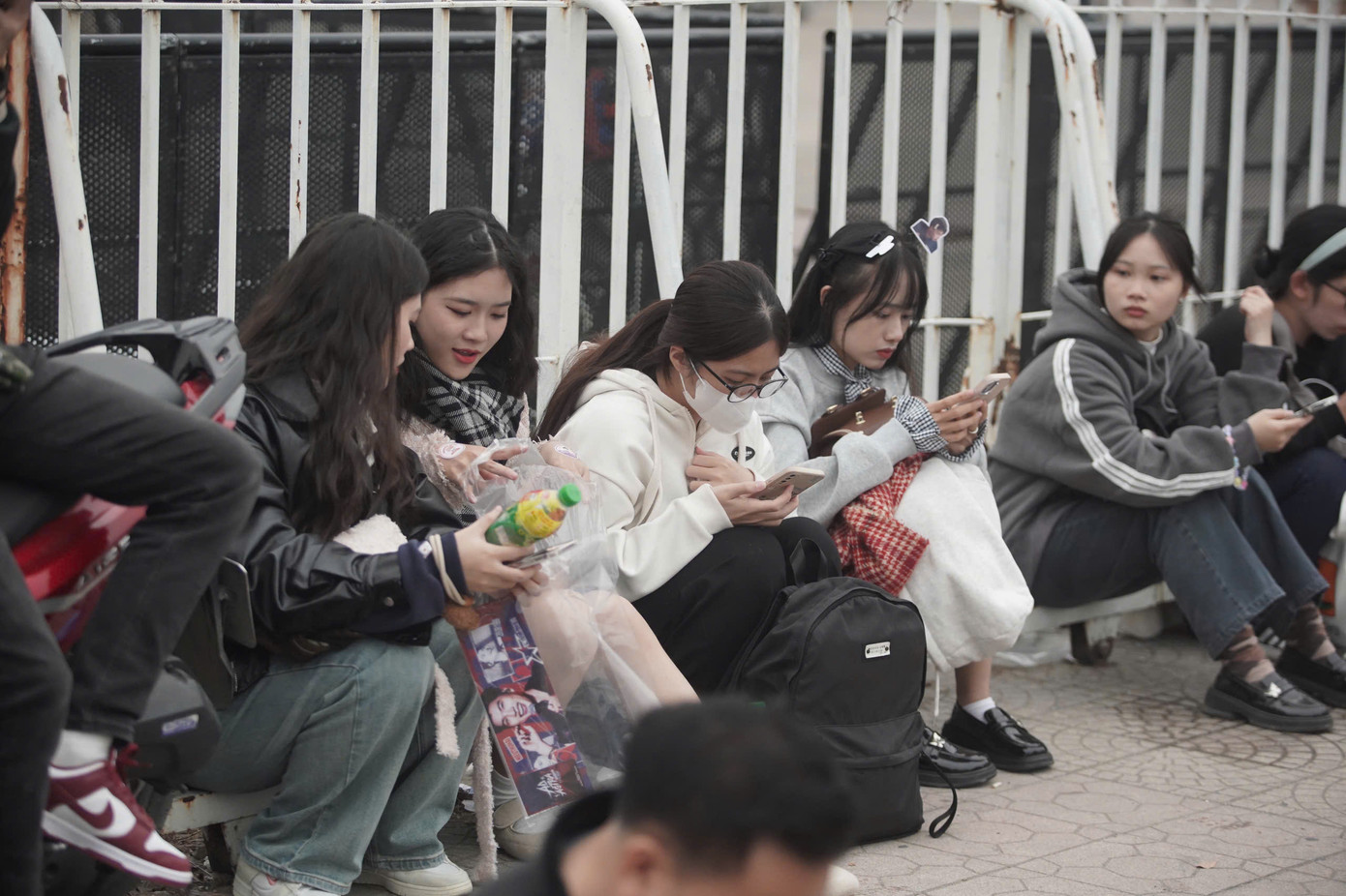 Nhiều bạn trẻ chuẩn bị đồ ăn, thức uống, xem lại tư trang trước khi vào trong.