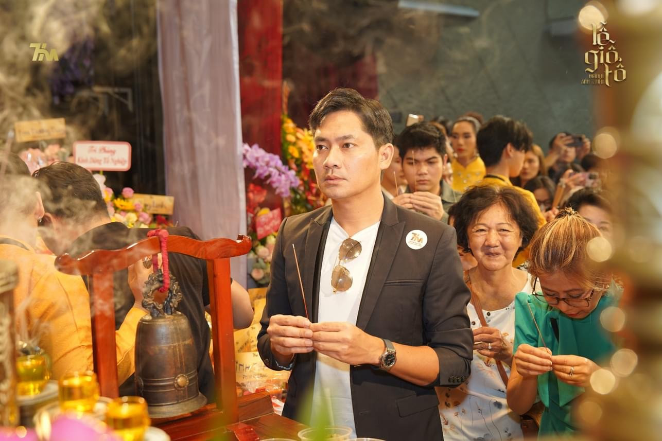 Diễn viên Minh Luân diện vest bảnh bao đến thắp hương Tổ nghiệp tại sân khấu do nghệ sĩ Minh Nhí làm chủ.