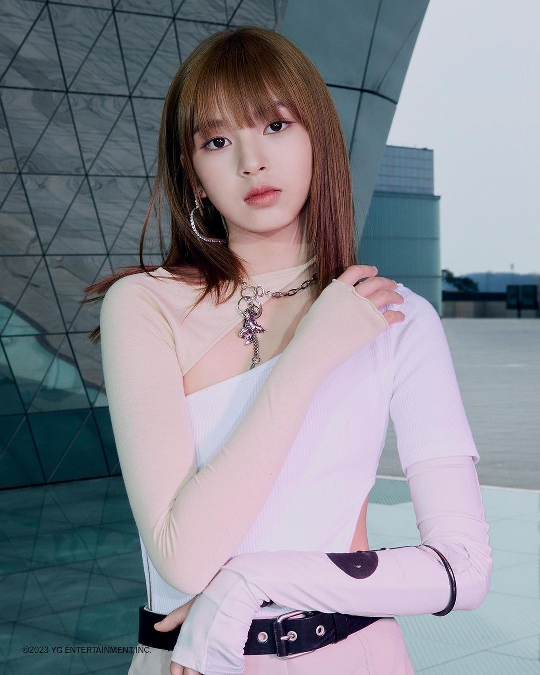 Ahyeon (ảnh trái) và Chiquita (ảnh phải) được nhận xét có nhiều điểm tương đồng với Jennie, Lisa. Ahyeon (ảnh trái) và Chiquita (ảnh phải) được nhận xét có nhiều điểm tương đồng với Jennie, Lisa.