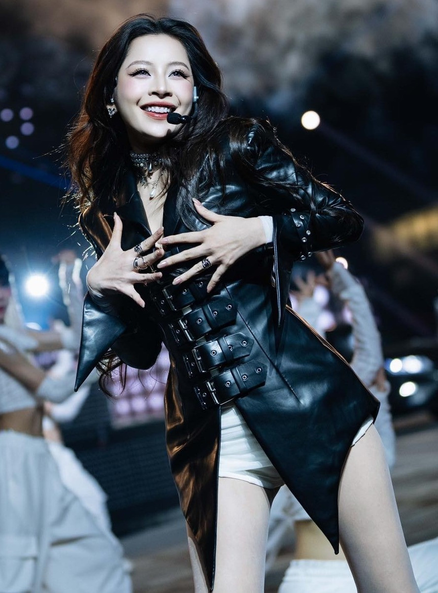 Tăng Duy Tân "về chung nhà" với Chi Pu. Tăng Duy Tân "về chung nhà" với Chi Pu.