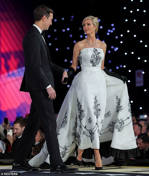 Khoảnh khắc Ivanka nhảy trên sân khấu cùng chồng Jared Kushner tại Liberty Ball biến lễ nhậm chức thành buổi tiệc gia đình ấm cúng. Khoảnh khắc Ivanka nhảy trên sân khấu cùng chồng Jared Kushner tại Liberty Ball biến lễ nhậm chức thành buổi tiệc gia đình ấm cúng.