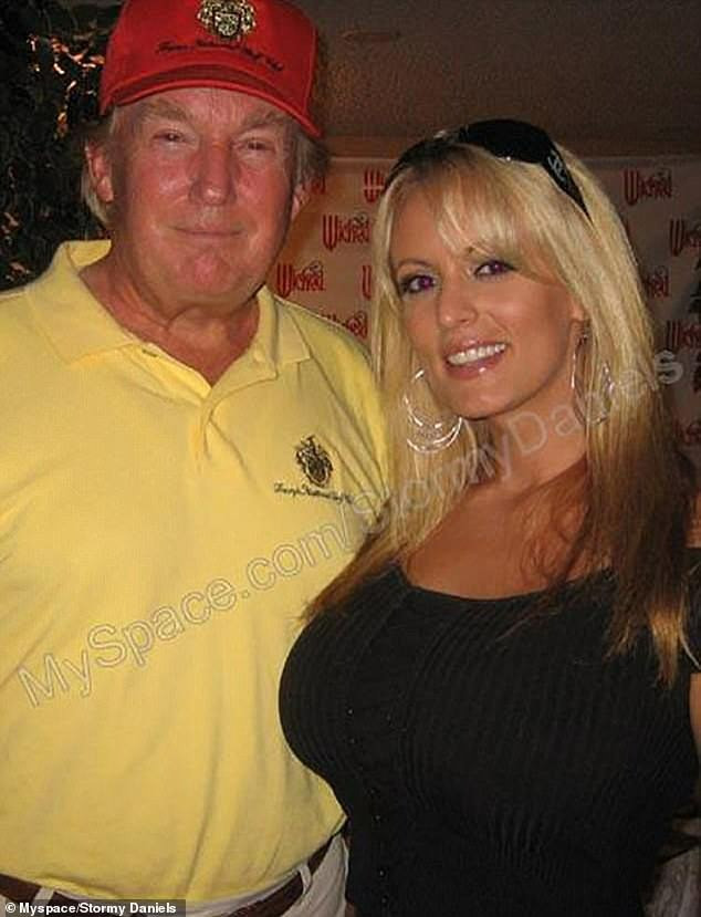 Hình ảnh hiện tại của Stormy Daniels và 18 năm trước lúc chụp cùng ông Trump. Hình ảnh hiện tại của Stormy Daniels và 18 năm trước lúc chụp cùng ông Trump.