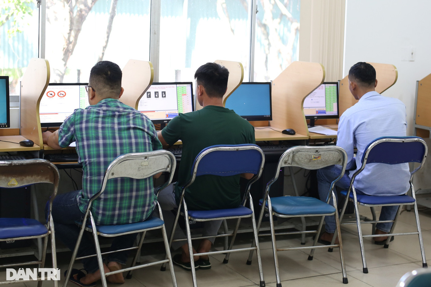 Học viên đang thực hiện thi lý thuyết trong phòng thi và chờ thi thực hành ở Trung tâm sát hạch lái xe Củ Chi (Ảnh: An Huy). Học viên đang thực hiện thi lý thuyết trong phòng thi và chờ thi thực hành ở Trung tâm sát hạch lái xe Củ Chi (Ảnh: An Huy).