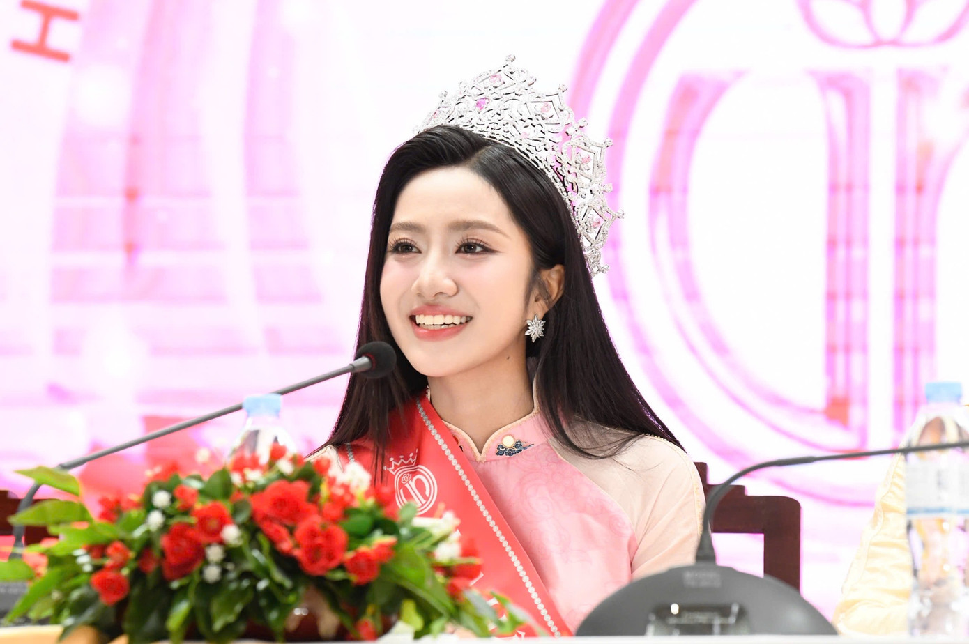 Hoa hậu Hà Trúc Linh trong buổi gặp gỡ, giao lưu báo chí sau đăng quang.