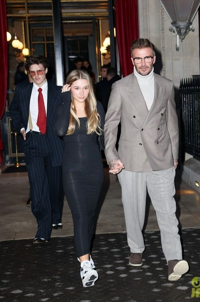 Harper Beckham mặc đầm đen bó sát phối sneaker. Ở tuổi 13, con gái út của Beckham cao gần bằng cha.