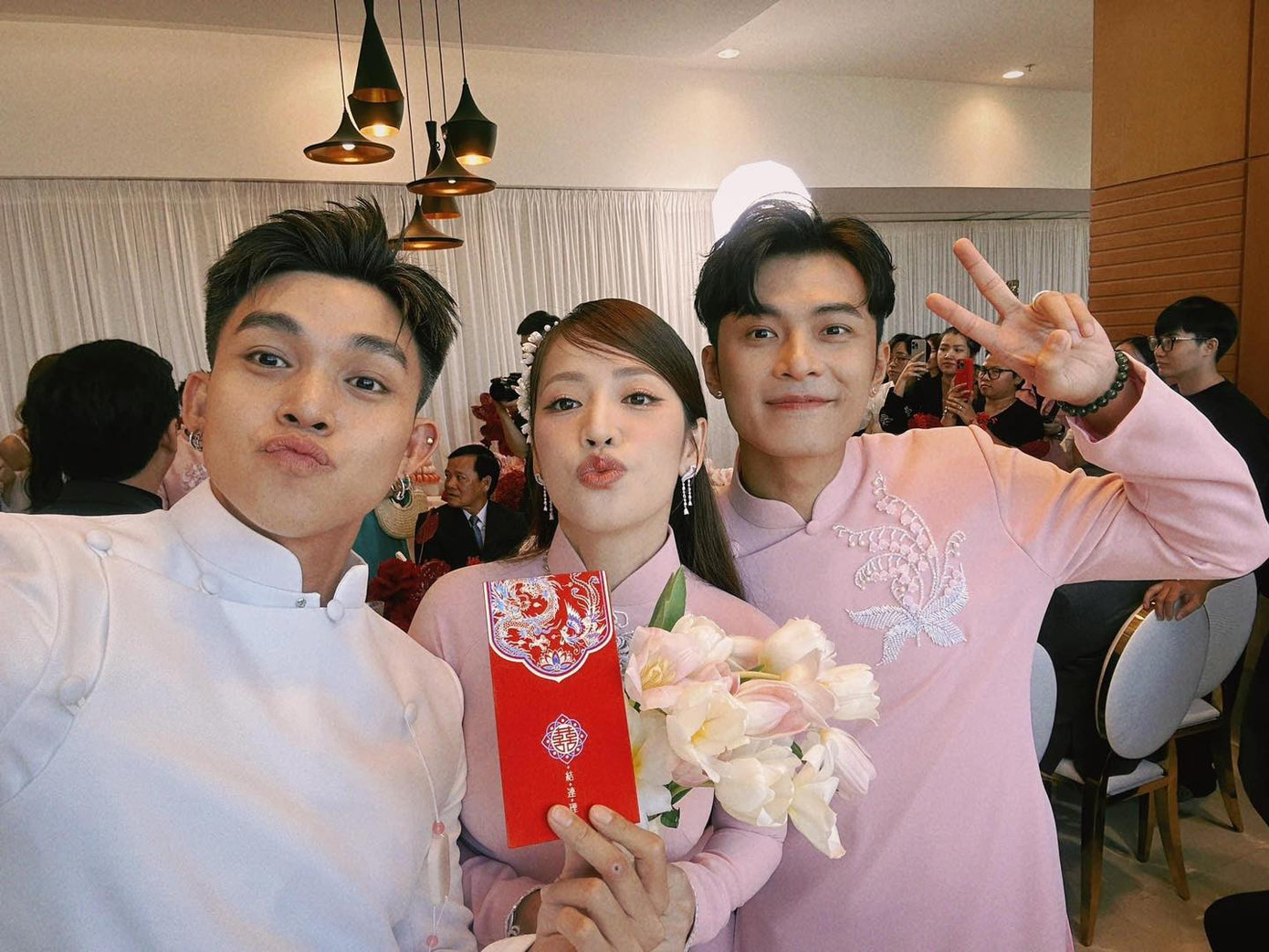 Jun Phạm khoe bao lì xì may mắn được Puka và Gin Tuấn Kiệt phát trong lễ gia tiên.