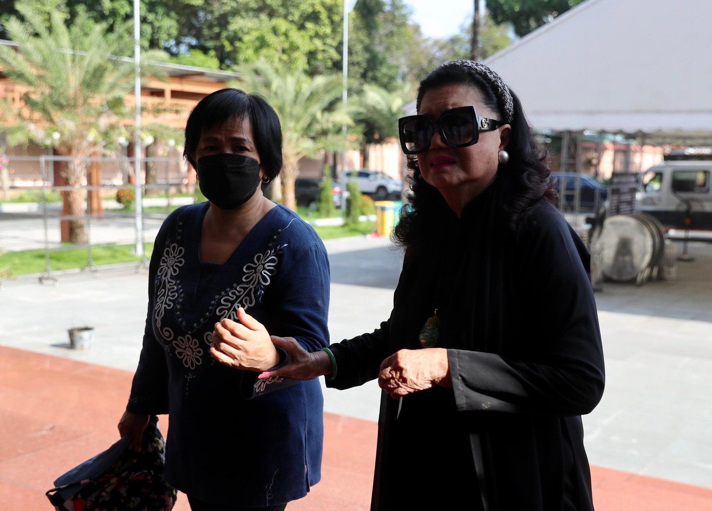 NSND Kim Cương xuất hiện từ sớm để để viếng người đồng nghiệp, bạn thân gắn bó từ những ngày còn trẻ. Từ ngày biết tin Thẩm Thúy Hằng qua đời, nghệ sĩ Kim Cương không ít lần bộc lộ sự xúc động. Bà phải nhập viện vì tình hình sức khỏe thiếu ổn định.