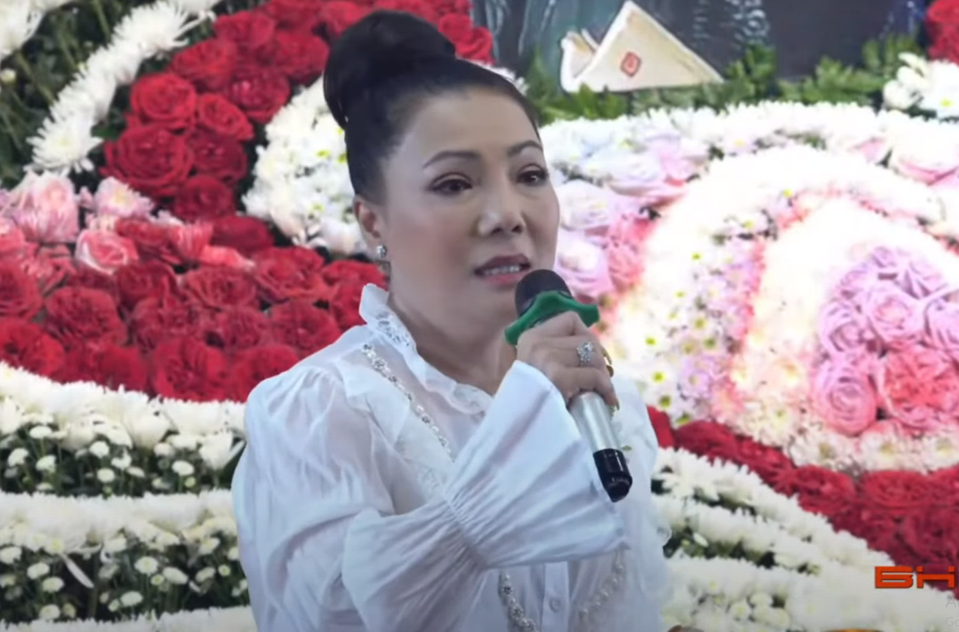 Sau khi thắp nhang tiễn NSND Diệp Lang - người nhiều năm liền ngồi ghế giám khảo tìm ra nhân tài cho sân khấu cải lương thông qua giải Trần Hữu Trang - NSƯT Cẩm Tiên trình bày ca khúc Tình phụ tử.