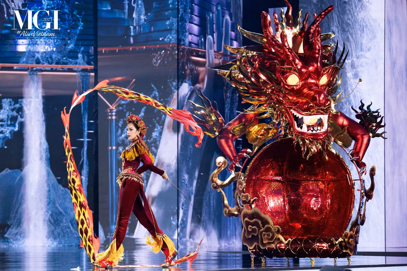 Đại diện Việt Nam với thiết kế mang tên Vũ khúc thiên long. National Costume của Lê Hoàng Phương mang đậm tính trình diễn với phần đầu rồng lớn, hiệu ứng đèn bắt mắt.