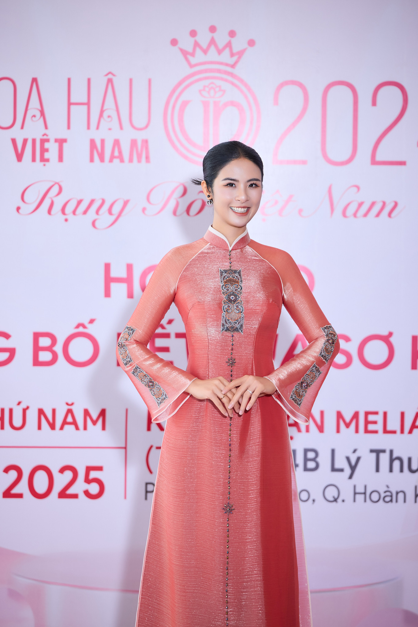 Các người đẹp bước ra từ cuộc thi Hoa hậu Việt Nam gồm Nguyễn Thị Huyền, Ngọc Hân, Thanh Thủy và Ngọc Hằng (từ trái sang). Các người đẹp bước ra từ cuộc thi Hoa hậu Việt Nam gồm Nguyễn Thị Huyền, Ngọc Hân, Thanh Thủy và Ngọc Hằng (từ trái sang).