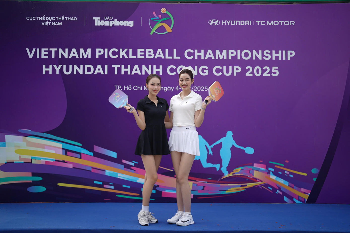 Hoa hậu Đỗ Thị Hà (áo trắng) là đại sứ tại Giải Vô địch Pickleball Việt Nam 2025. Hoa hậu Việt Nam 2018 cùng Á hậu Việt Nam 2022 Ngọc Hằng cũng lên sân, cùng tranh giải vô địch với vận động viên chuyên nghiệp. Hoa hậu Đỗ Thị Hà (áo trắng) là đại sứ tại Giải Vô địch Pickleball Việt Nam 2025. Hoa hậu Việt Nam 2018 cùng Á hậu Việt Nam 2022 Ngọc Hằng cũng lên sân, cùng tranh giải vô địch với vận động viên chuyên nghiệp.