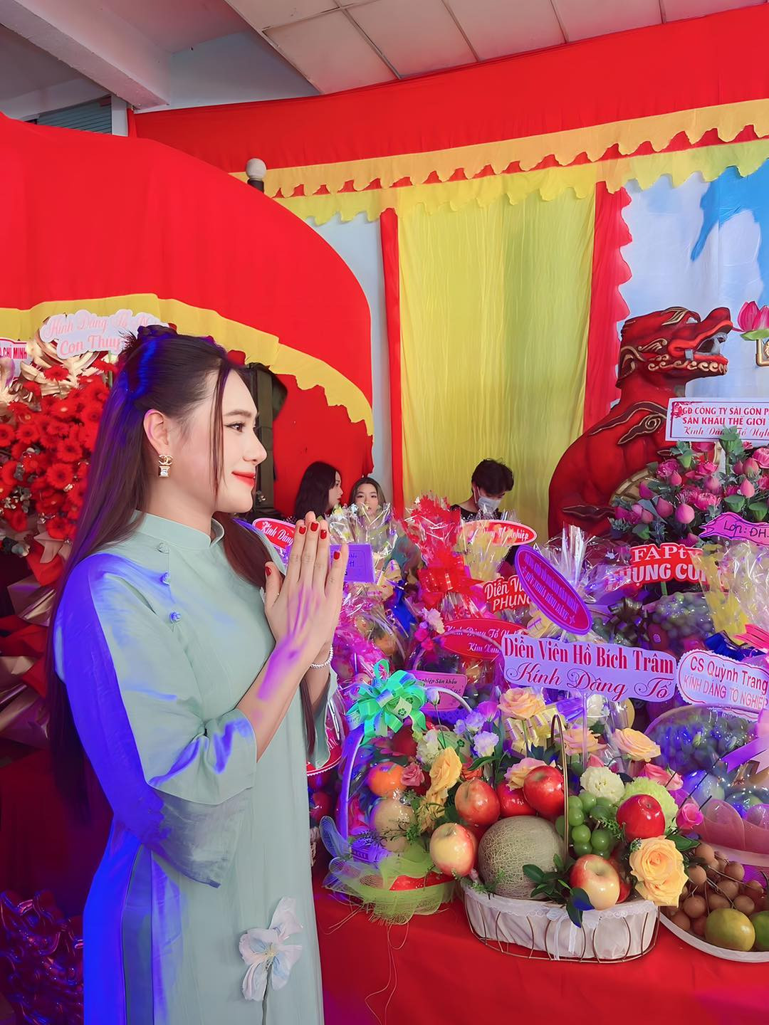 Diễn viên Hồ Bích Trâm diện áo dài truyền thống in hoa nhã nhặn cúng Tổ. "13 năm thực hiện ước mơ, hoài bão, những vai diễn. Trân trọng tất cả công việc mà Tổ nghề đã trao cho mình", cô viết trên trang cá nhân.