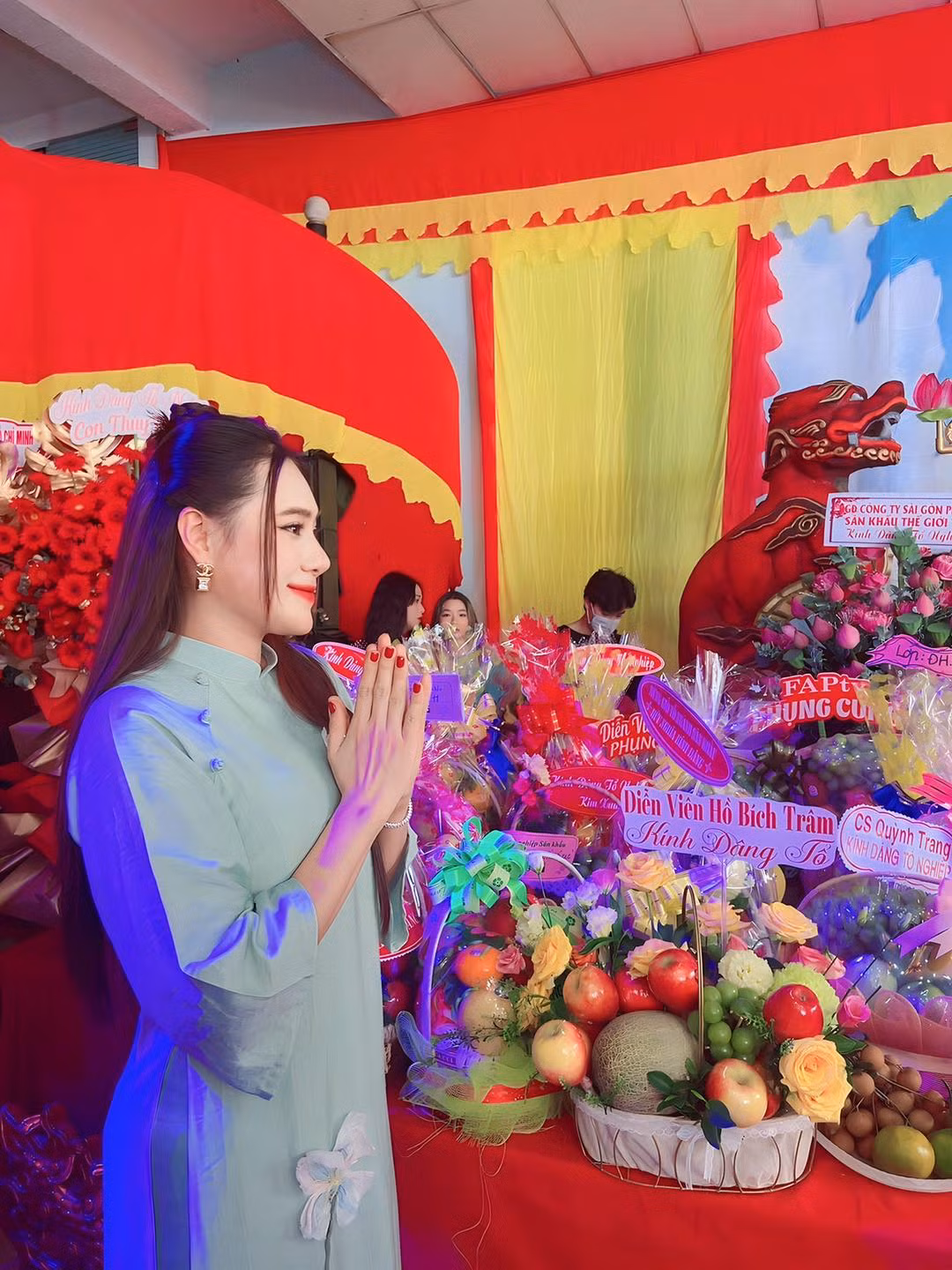 Diễn viên Hồ Bích Trâm diện áo dài truyền thống in hoa nhã nhặn cúng Tổ. "13 năm thực hiện ước mơ, hoài bão, những vai diễn. Trân trọng tất cả công việc mà Tổ nghề đã trao cho mình", cô viết trên trang cá nhân.