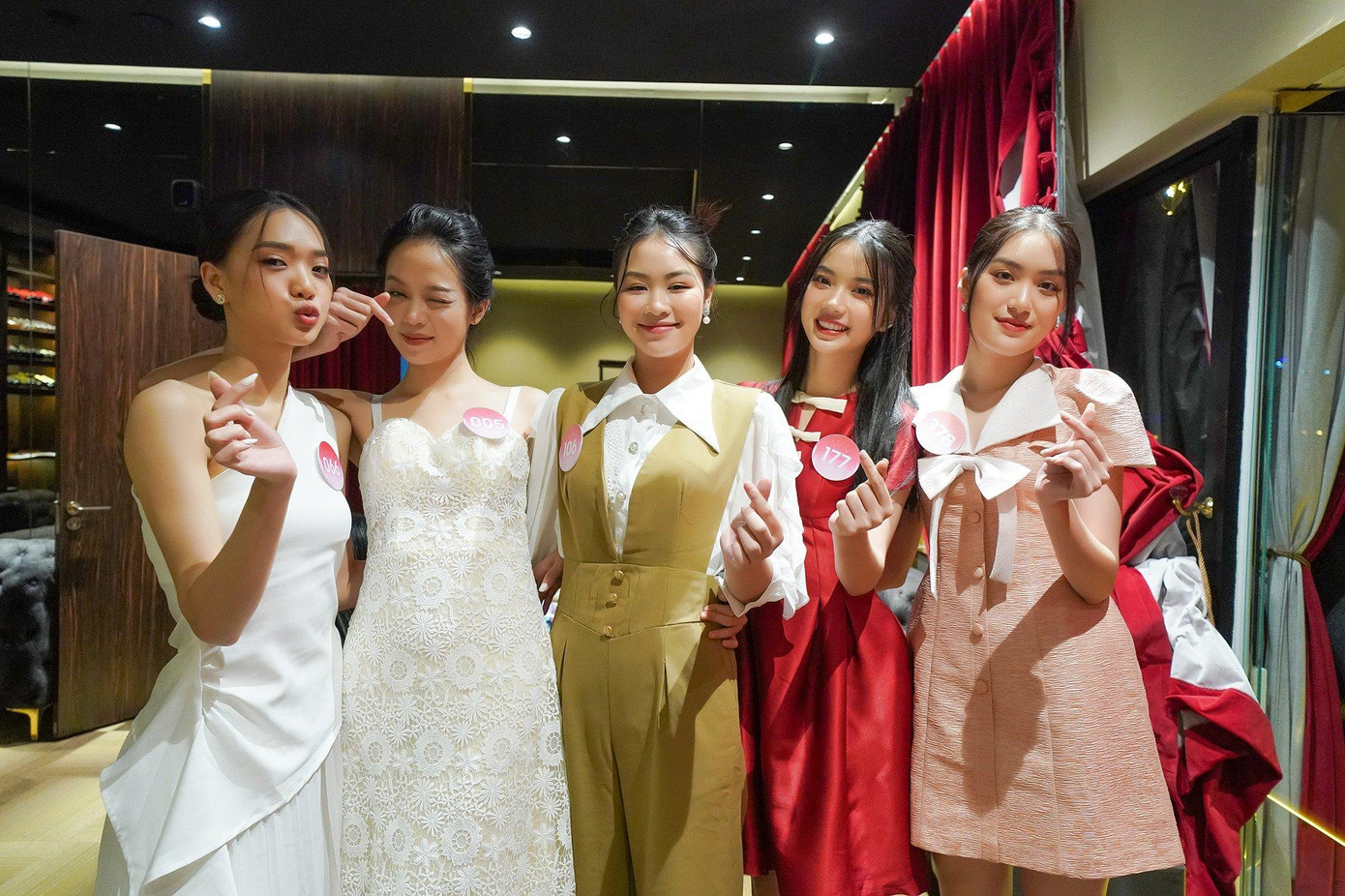 Nhóm thí sinh Phan Thị Sen, Thanh Thủy, Thu Hà, Hoàng Hương Giang và Phan Phương Oanh tạo dáng trước ống kính. Các cô gái cho biết họ tự tin khi trình bày dự án nhân ái trước ban giám khảo. Phan Phương Oanh (SBD 378) cho biết cảm xúc của cô hiện tại là hạnh phúc, vui mừng khi là một trong 35 cô gái bước tiếp vào chung kết.