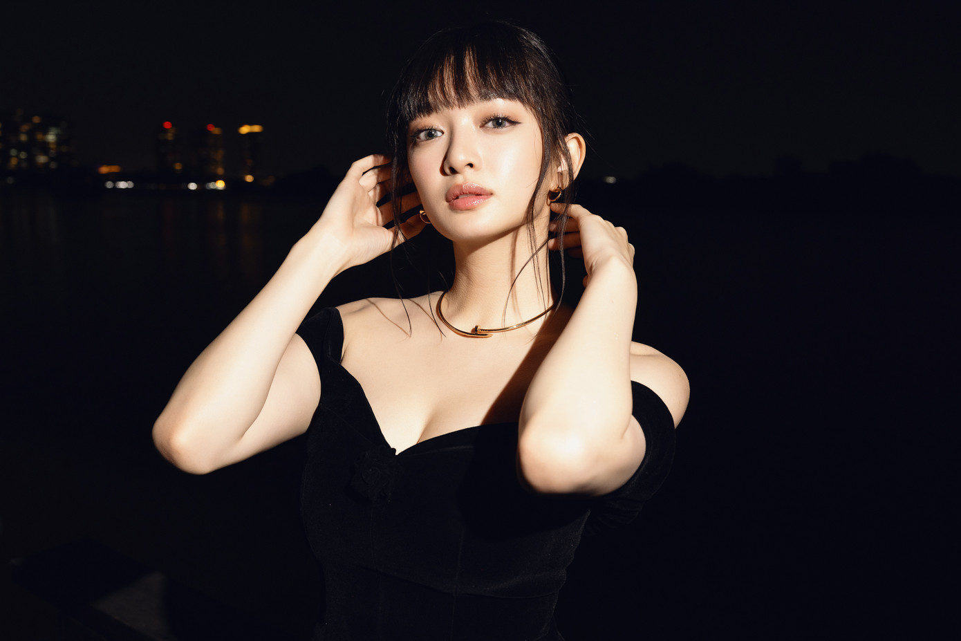 Diễn viên Kaity Nguyễn chọn váy trễ vai gợi cảm khi đọ dáng cùng dàn hoa hậu, á hậu. Cô là diễn viên đang lên của điện ảnh Việt, vừa qua nhận nhiều lời khen về diễn xuất với bộ phim Người vợ cuối cùng thu 100 tỷ đồng ngoài phòng vé Việt.