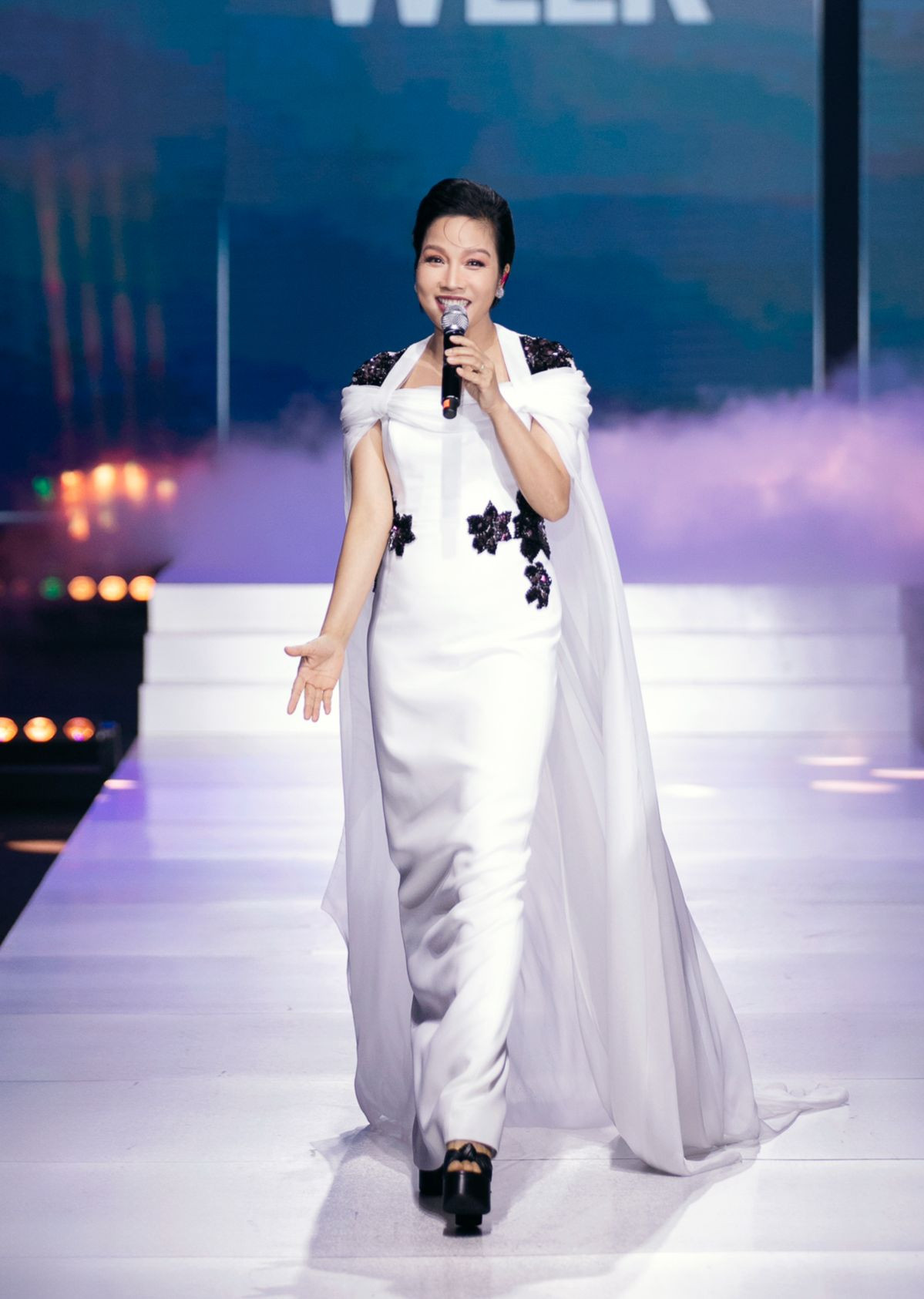 Sự xuất hiện bất ngờ của Mỹ Linh và trang phục ấn tượng của Lan Khuê là điểm nhấn của show.