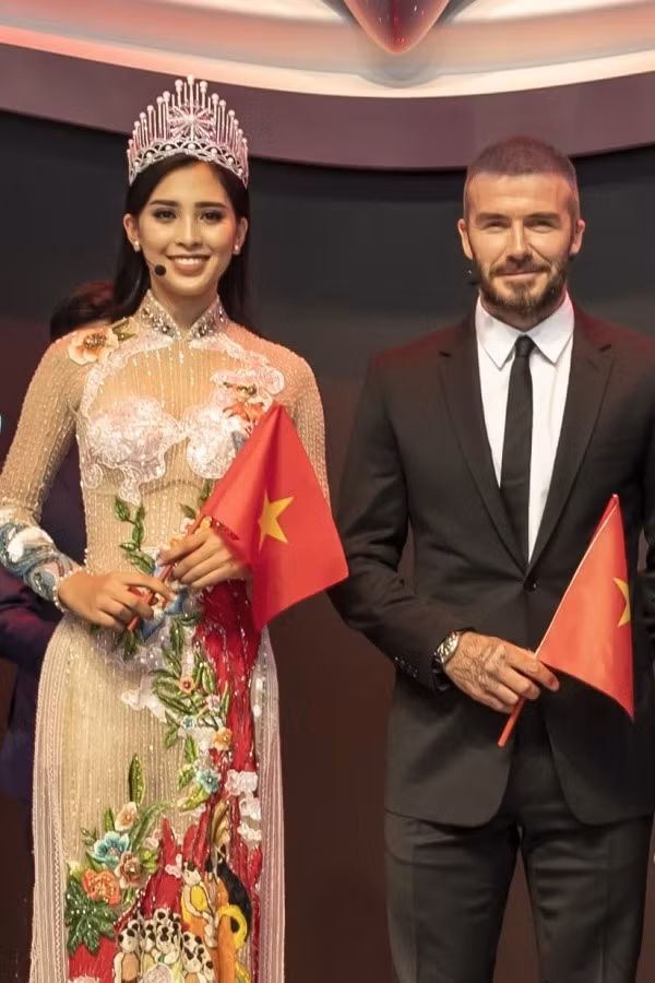 Tiểu Vy nhận nhiều bình luận ngưỡng mộ khi tham gia trào lưu flex với màn khoe đăng quang Hoa hậu Việt Nam - cuộc thi nhan sắc lâu đời nhất Việt Nam - ở tuổi 18. Người đẹp sinh năm 2000 còn khiến người hâm mộ "ghen tỵ" khi giao lưu, chụp ảnh cùng cựu danh thủ David Beckham.