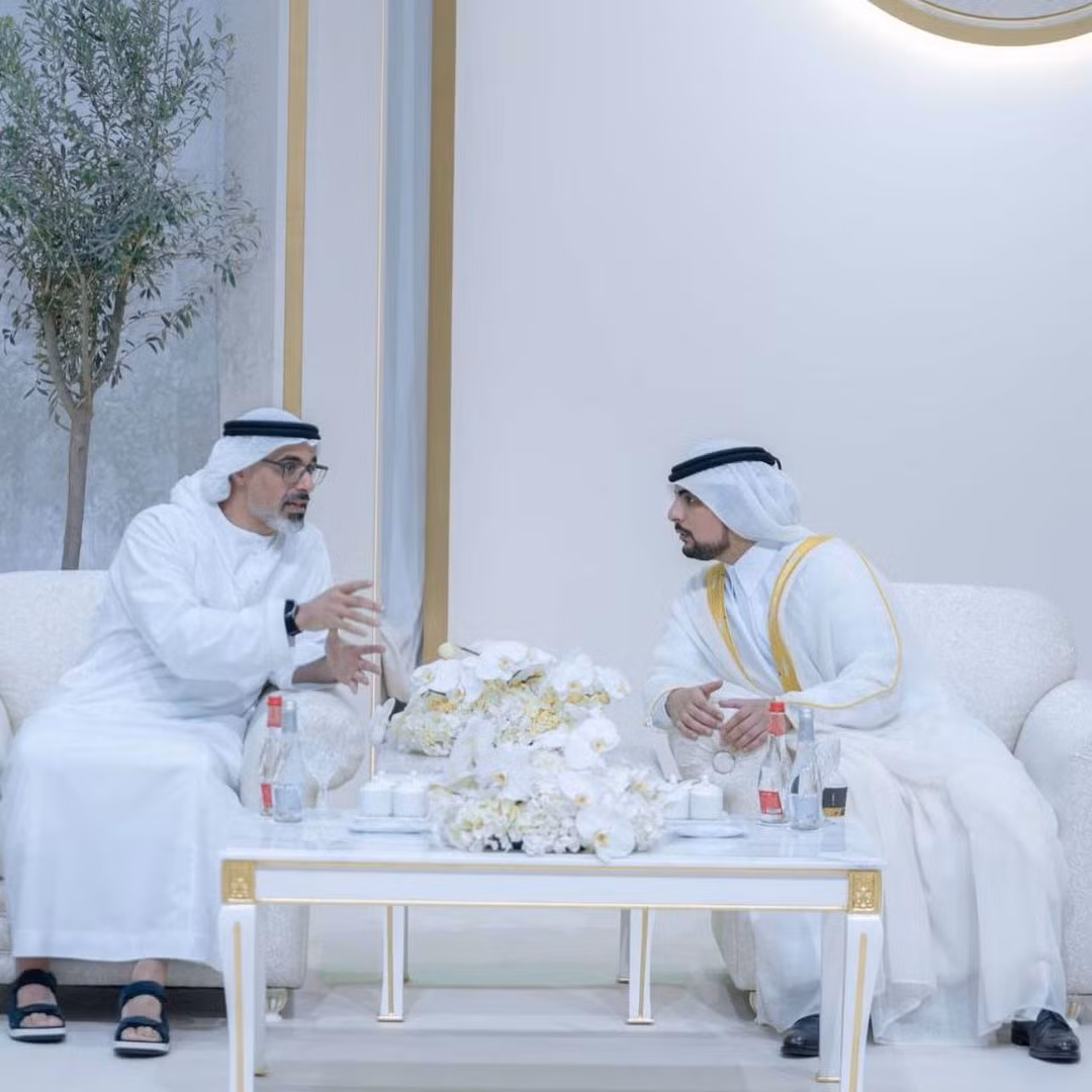 Đám cưới của công chúa và tỷ phú Dubai quy tụ nhiều gương mặt quyền lực trong giới chính trường. Sheikh trò chuyện cùng Thái tử Abu Dhabi Sheikh Khaledbin Zayed Al Nahyan. Gia tộc Al Maktoum là gia tộc cầm quyền tiểu vương quốc Abu Dhabi thuộc UAE.