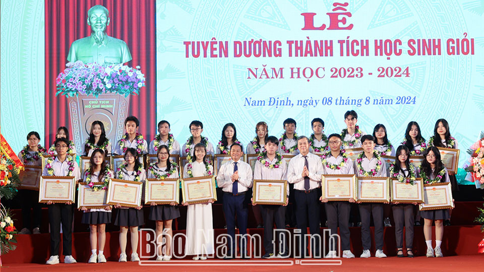 Đồng chí Phó Chủ tịch Thường trực HĐND tỉnh Nguyễn Phùng Hoan và đồng chí Phó Chủ tịch UBND tỉnh Trần Lê Đoài tặng Bằng khen của Chủ tịch UBND tỉnh cho học sinh đạt giải Ba Kỳ thi chọn học sinh giỏi quốc gia và học sinh đoạt giải tại Cuộc thi học sinh, sinh viên với ý tưởng khởi nghiệp. Đồng chí Phó Chủ tịch Thường trực HĐND tỉnh Nguyễn Phùng Hoan và đồng chí Phó Chủ tịch UBND tỉnh Trần Lê Đoài tặng Bằng khen của Chủ tịch UBND tỉnh cho học sinh đạt giải Ba Kỳ thi chọn học sinh giỏi quốc gia và học sinh đoạt giải tại Cuộc thi học sinh, sinh viên với ý tưởng khởi nghiệp.