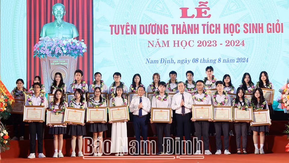 Đồng chí Phó Chủ tịch Thường trực HĐND tỉnh Nguyễn Phùng Hoan và đồng chí Phó Chủ tịch UBND tỉnh Trần Lê Đoài tặng Bằng khen của Chủ tịch UBND tỉnh cho học sinh đạt giải Ba Kỳ thi chọn học sinh giỏi quốc gia và học sinh đoạt giải tại Cuộc thi học sinh, sinh viên với ý tưởng khởi nghiệp.