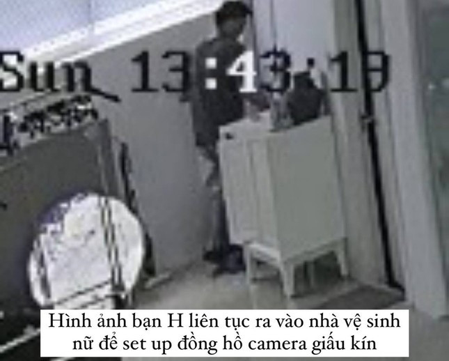 Ảnh trích xuất từ camera cho thấy đối tượng N.T.H liên tục vào nhà vệ sinh nữ để đặt đồng hồ quay lén. Ảnh trích xuất từ camera cho thấy đối tượng N.T.H liên tục vào nhà vệ sinh nữ để đặt đồng hồ quay lén.