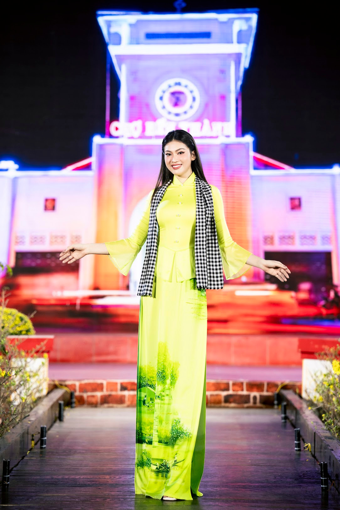 Á hậu Ngọc Thảo diện trang phục áo dài cách tân độc đáo với phần thân trên lấy cảm hứng từ áo bà ba. Họa tiết miền sông nước và khăn rằn đại diện cho phụ nữ Nam bộ.