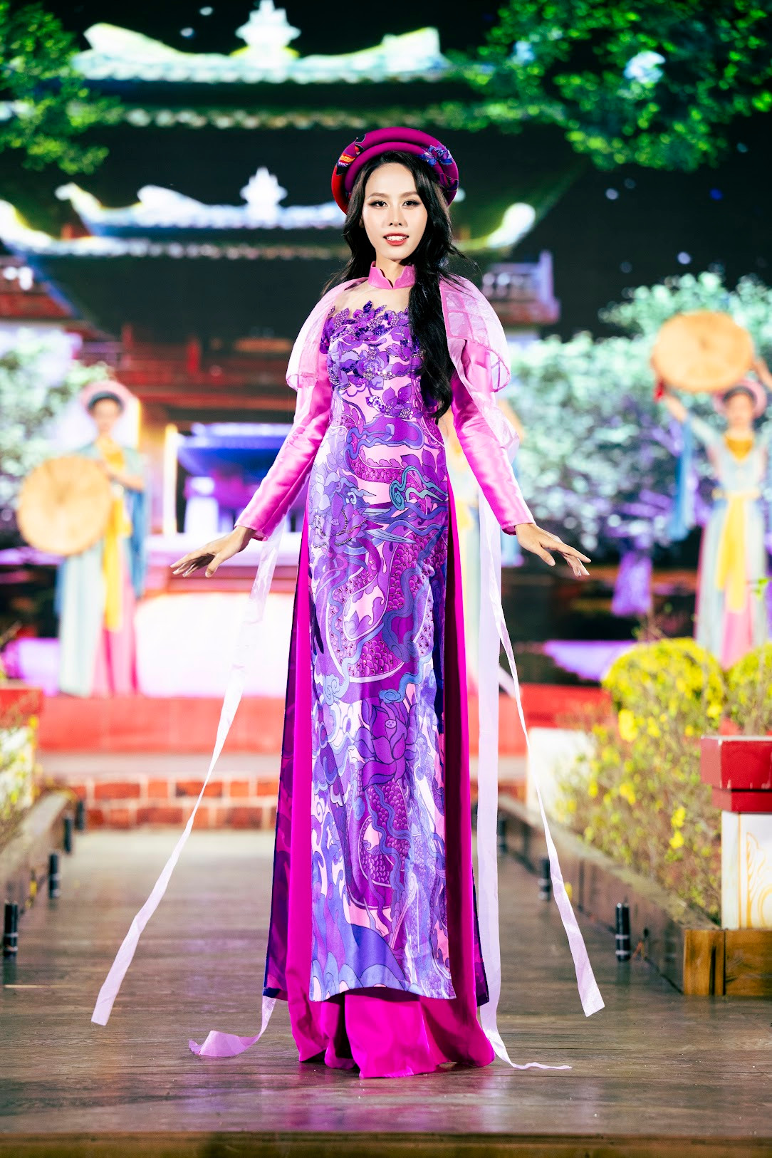 Á hậu Liên lục địa Lê Nguyễn Ngọc Hằng mở màn bộ sưu tập đại diện đặc trưng Bắc bộ. Đại sứ du lịch của Lễ hội Tết Việt mang đến hình ảnh người phụ nữ miền Bắc trong tà áo dài tím cách tân.