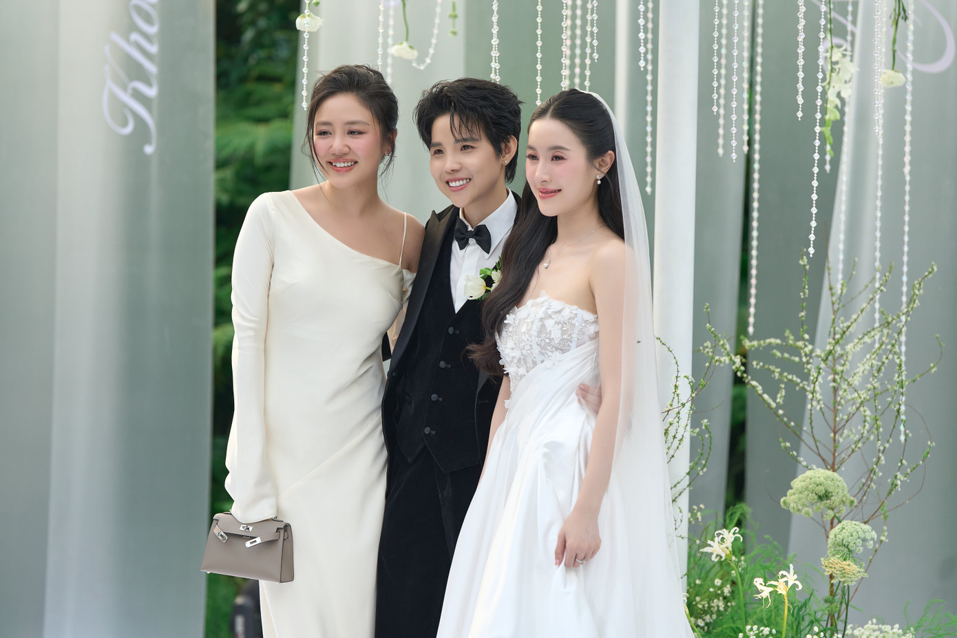 Lễ thành đôi của Vũ Cát Tường và Bí Đỏ diễn ra chiều 12/2. Nhiều ca sĩ thân thiết đến dự, trong đó có ca sĩ Văn Mai Hương. Nữ ca sĩ diện váy lệch vai, chụp ảnh lưu niệm cùng nhân vật chính của buổi lễ.