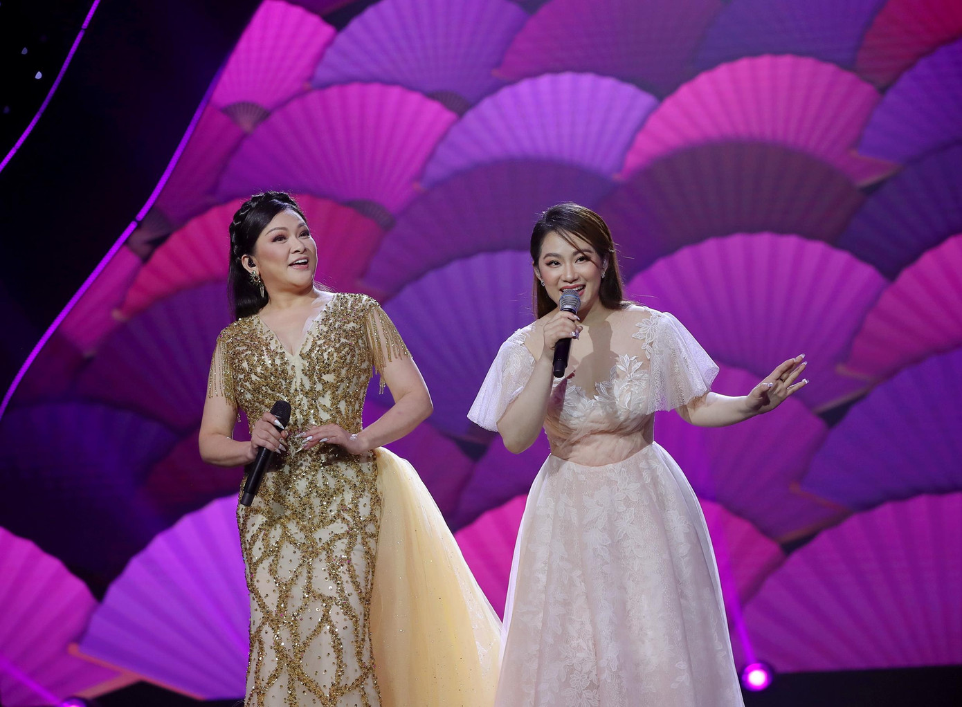 Ngoài ra, Như Quỳnh còn kết hợp với Lương Bích Hữu để thể hiện hai ca khúc Cô gái Trung Hoa và Ánh trăng nói hộ lòng tôi. Sự kết hợp giữa hai thế hệ, sự ăn ý giữa Như Quỳnh và Lương Bích Hữu chứng minh nữ ca sĩ không đóng khung mình vào bất cứ thể loại âm nhạc nào.