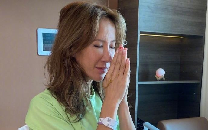 Nữ ca sĩ sống ly thân chồng hai năm, âm thầm chống chọi bệnh tật.