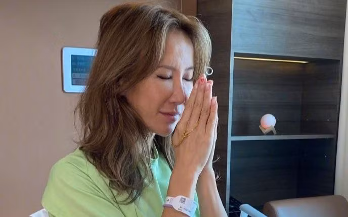 Nữ ca sĩ sống ly thân chồng hai năm, âm thầm chống chọi bệnh tật. Nữ ca sĩ sống ly thân chồng hai năm, âm thầm chống chọi bệnh tật.