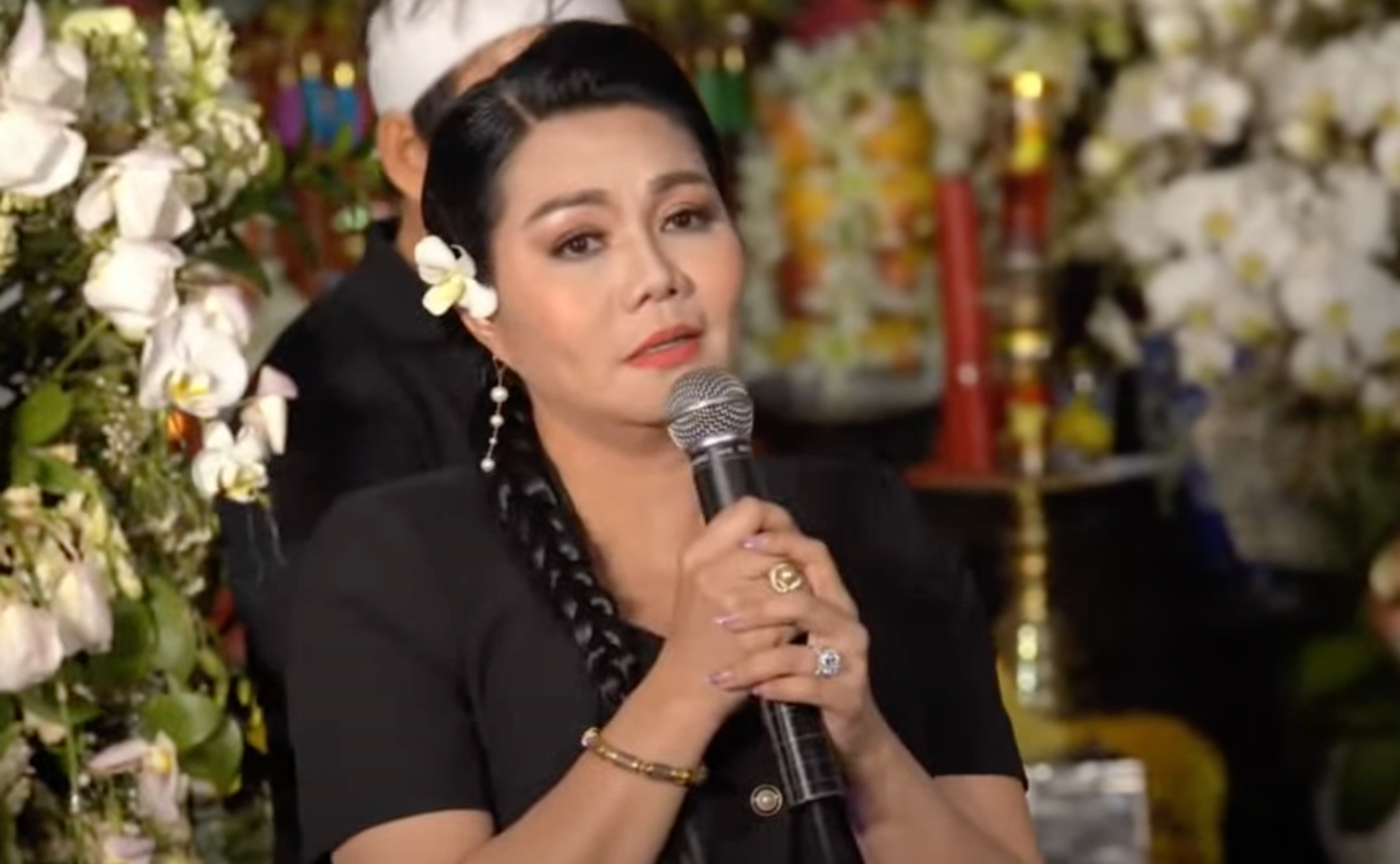 NSND Bạch Tuyết, NSƯT Ngọc Huyền, NSƯT Kim Tử Long và vua vọng cổ hơi dài Châu Thành tại đêm cuối tiễn đưa ông hoàng cải lương hồ quảng Vũ Linh. NSND Bạch Tuyết, NSƯT Ngọc Huyền, NSƯT Kim Tử Long và vua vọng cổ hơi dài Châu Thành tại đêm cuối tiễn đưa ông hoàng cải lương hồ quảng Vũ Linh.