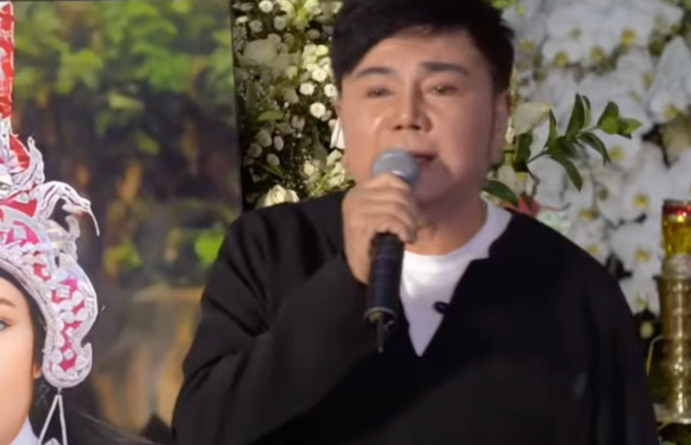 NSND Bạch Tuyết, NSƯT Ngọc Huyền, NSƯT Kim Tử Long và vua vọng cổ hơi dài Châu Thành tại đêm cuối tiễn đưa ông hoàng cải lương hồ quảng Vũ Linh. NSND Bạch Tuyết, NSƯT Ngọc Huyền, NSƯT Kim Tử Long và vua vọng cổ hơi dài Châu Thành tại đêm cuối tiễn đưa ông hoàng cải lương hồ quảng Vũ Linh.