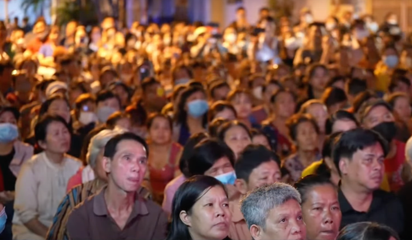 Khán giả đông nghẹt tại đêm tiễn đưa NSƯT Vũ Linh. Khán giả đông nghẹt tại đêm tiễn đưa NSƯT Vũ Linh.