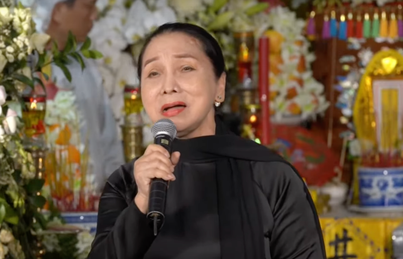 NSND Bạch Tuyết, NSƯT Ngọc Huyền, NSƯT Kim Tử Long và vua vọng cổ hơi dài Châu Thành tại đêm cuối tiễn đưa ông hoàng cải lương hồ quảng Vũ Linh. NSND Bạch Tuyết, NSƯT Ngọc Huyền, NSƯT Kim Tử Long và vua vọng cổ hơi dài Châu Thành tại đêm cuối tiễn đưa ông hoàng cải lương hồ quảng Vũ Linh.