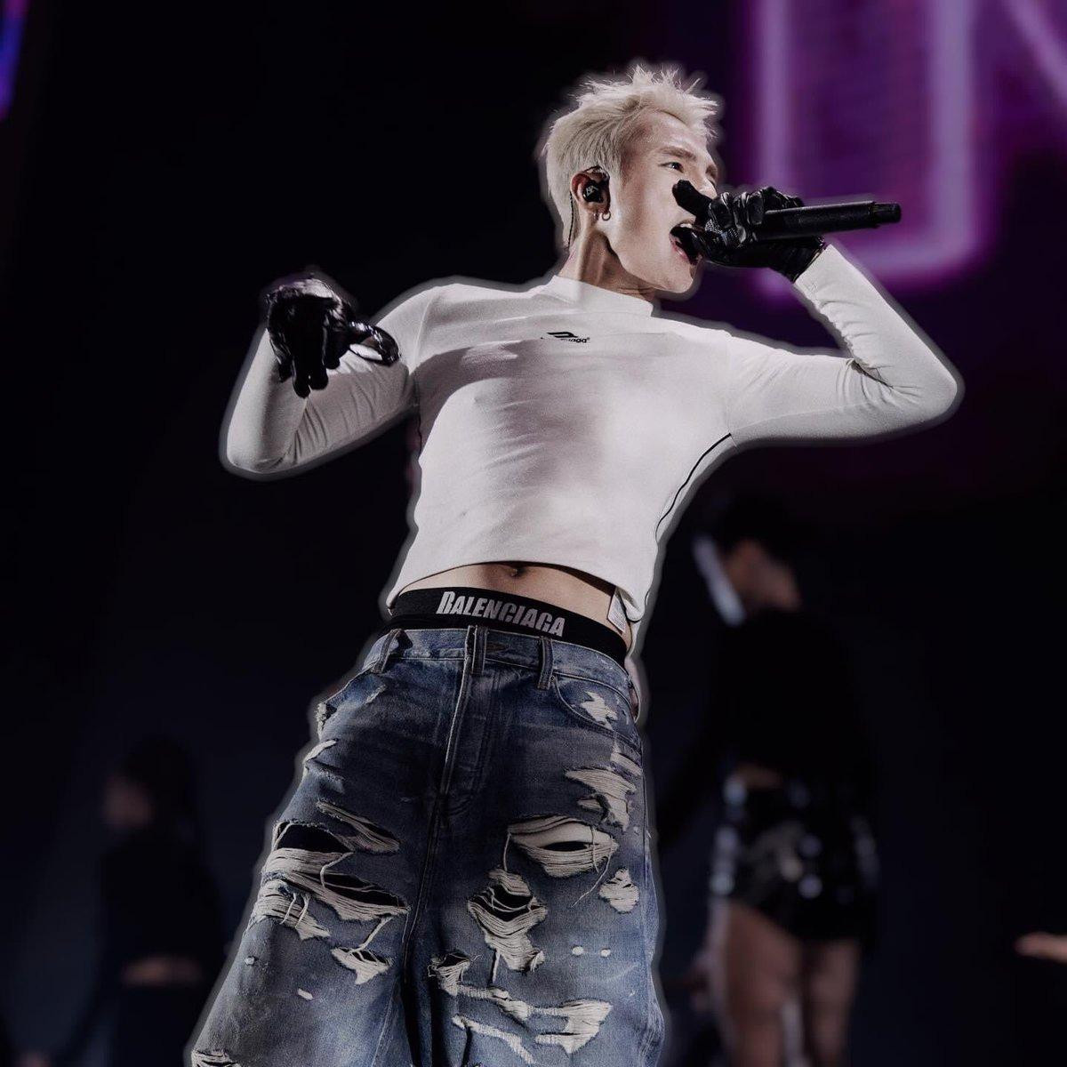 Phong cách thời trang gây bàn tán gần đây của Sơn Tùng M-TP. Ảnh: FBNV. Phong cách thời trang gây bàn tán gần đây của Sơn Tùng M-TP. Ảnh: FBNV.