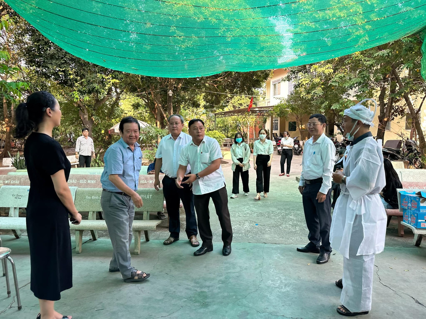 Gia đình tiếp đón khách đến viếng nghệ sĩ Thiên Kim. Ảnh: NVCC.