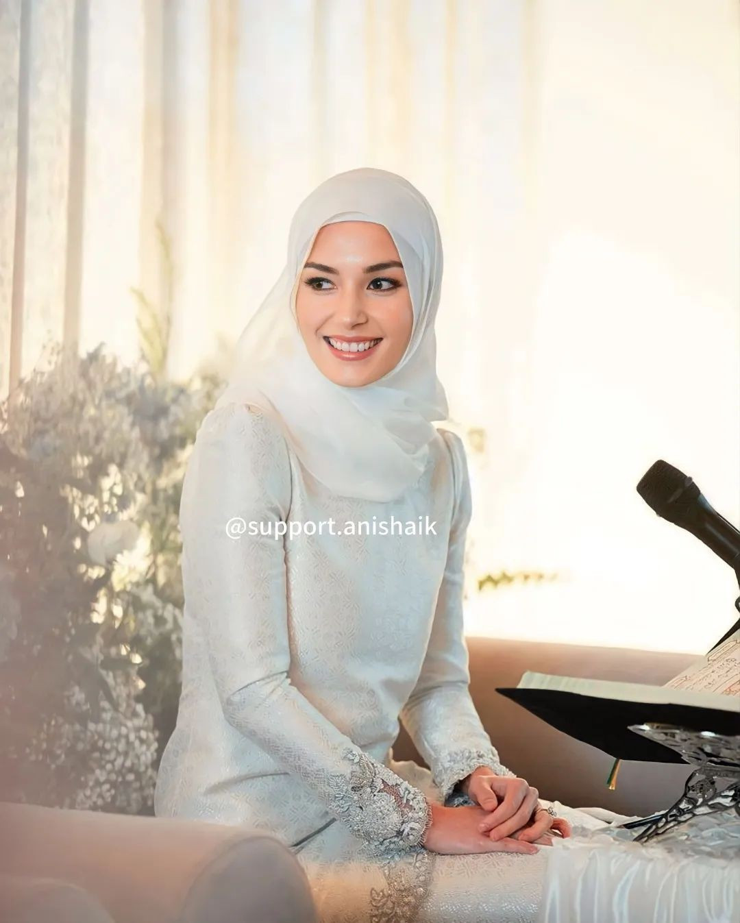 Trước đó, Hoàng gia tổ chức nghi lễ Hồi giáo Khatam Al Qur'an cho cô dâu Anisha. Cô mặc trang phục truyền thống Baju Kurung, chất liệu vải tenun cao cấp.