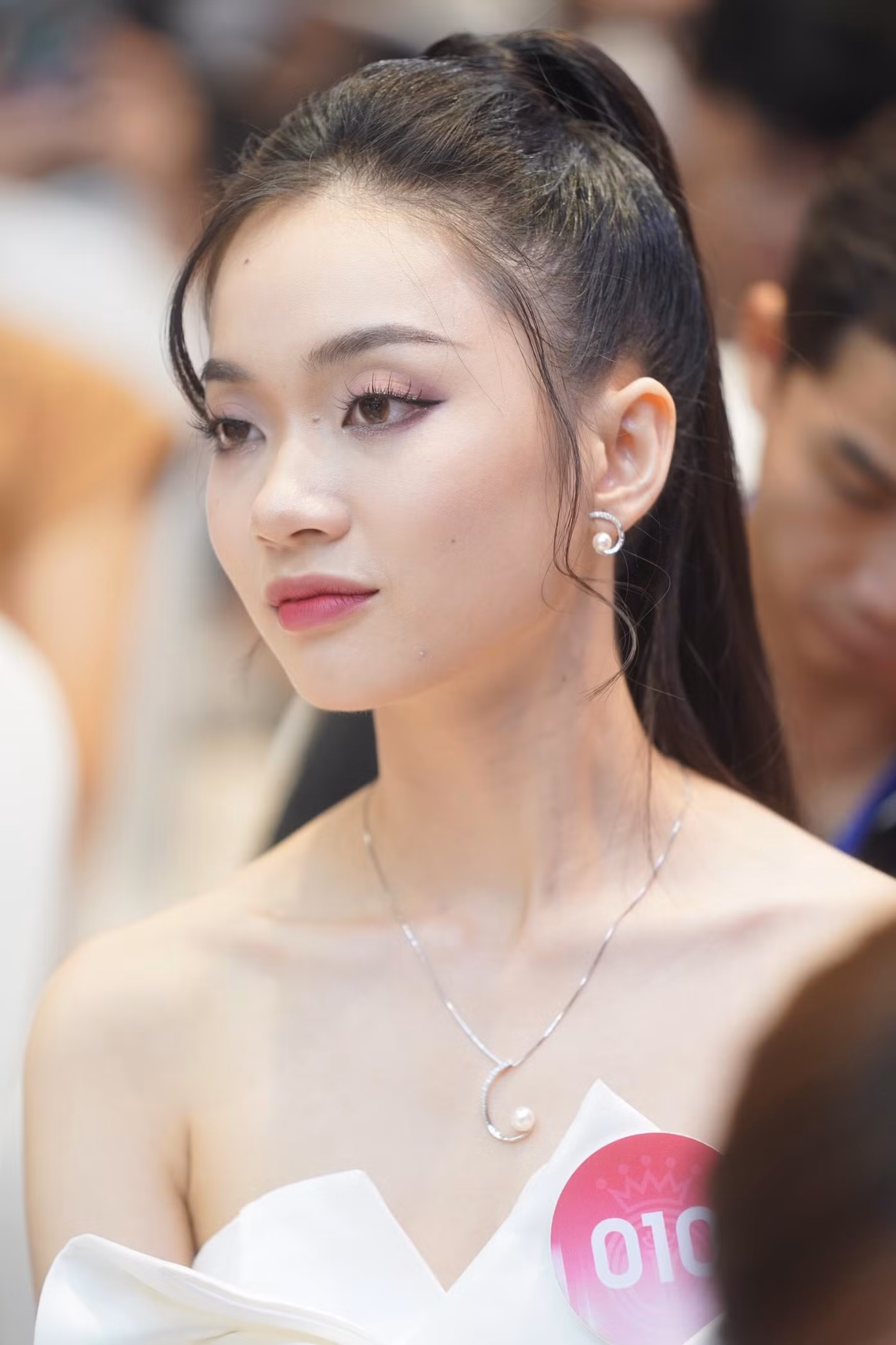 Phạm Thị Hồng Nhung (SBD 462) và Bùi Thảo Linh (SBD 010) đều chọn trang phục trắng để khoe nét đẹp tuổi 18. Đa số thí sinh Hoa hậu Việt Nam 2022 có độ tuổi 18-20. Các người đẹp đến từ đại học top đầu. Hai cô gái trong ảnh lần lượt là sinh viên của ĐH Huế và Đại học Ngoại thương Hà Nội.