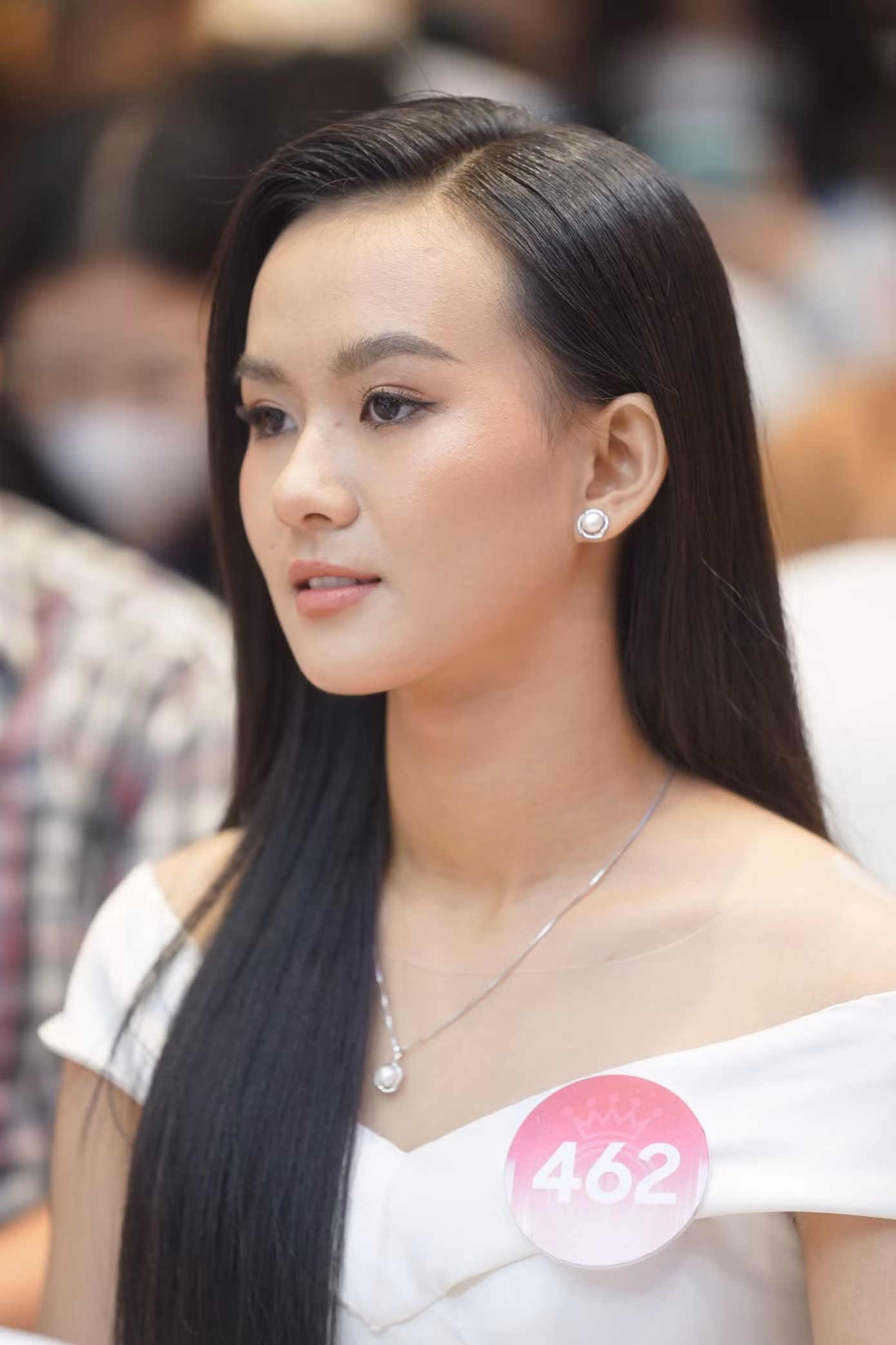 Phạm Thị Hồng Nhung (SBD 462) và Bùi Thảo Linh (SBD 010) đều chọn trang phục trắng để khoe nét đẹp tuổi 18. Đa số thí sinh Hoa hậu Việt Nam 2022 có độ tuổi 18-20. Các người đẹp đến từ đại học top đầu. Hai cô gái trong ảnh lần lượt là sinh viên của ĐH Huế và Đại học Ngoại thương Hà Nội.