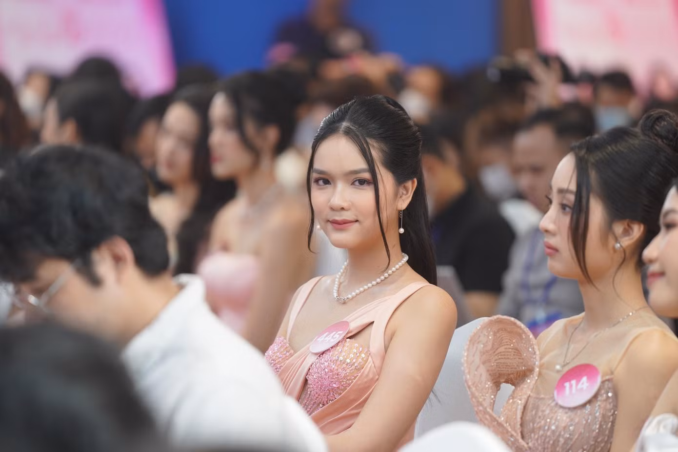 Thí sinh Phương Thy (SBD 445) tương tác với ống kính phóng viên, khoe vẻ ngoài tươi mới của tuổi 20.