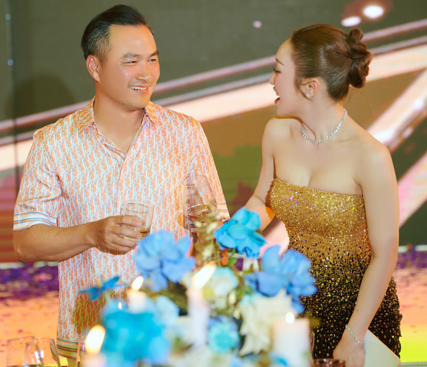 Tối 22/12, vợ chồng diễn viên Chi Bảo - Lý Thùy Chang tổ chức dạ tiệc cổ điển, trong đó có màn biểu diễn của các ca sĩ hạng A. Bảo Thy, Lệ Quyên, Đàm Vĩnh Hưng, Văn Mai Hương, Mai Tiến Dũng... là những ca sĩ hát trong chương trình. Thùy Chang là người tổ chức. Cô diện trang phục cúp ngực trong tiệc. Chi Bảo mặc áo sơ mi bảnh bao. Từ ngày ngừng đóng phim, nam diễn viên tập trung kinh doanh cùng vợ.