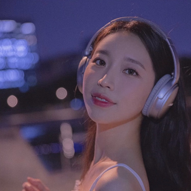 Nahee ra mắt trong vai trò ca sĩ từ năm 2019.