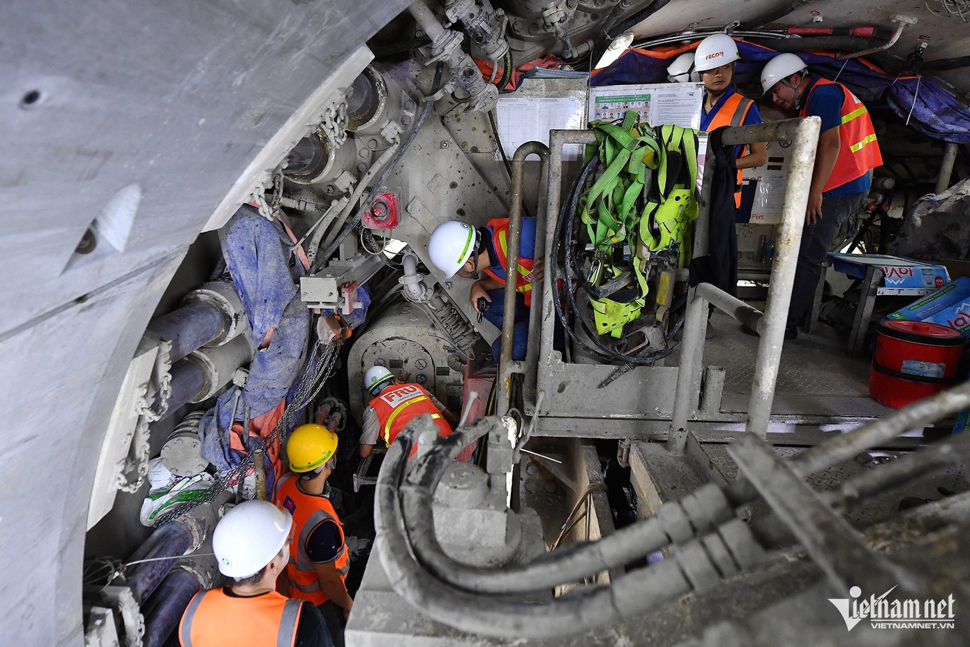 Về công tác khoan hầm TBM “Thần tốc” đến ngày 29/11, đơn vị đã thi công 647m hầm, lắp đặt 431 vòng vỏ hầm. Máy TBM đã hoàn thành can thiệp đầu cắt trước khi vào khu vực thay đổi địa chất ngày 25/11.