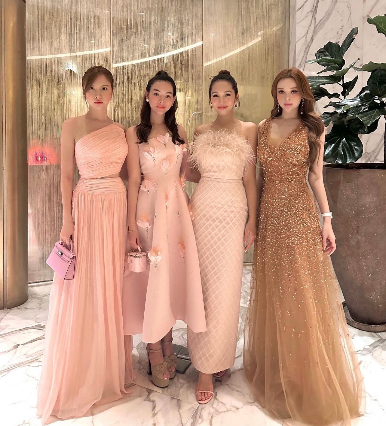 Huyền Baby diện trang phục tông vàng ấn tượng. Cô được Phillip Nguyễn và Linh Rin nhờ làm mẹ đỡ đầu cho con trai đầu lòng của họ.