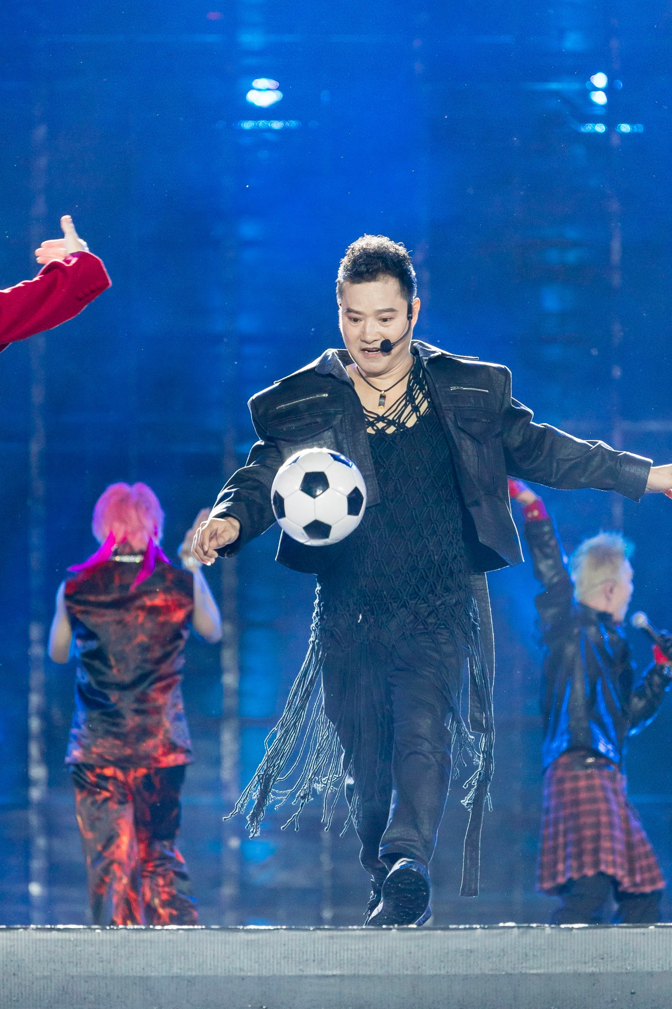 Khoảnh khắc gây ấn tượng tại chương trình là Hồng Sơn sút bóng, tái hiện khoảnh khắc làm nên tên tuổi Quả bóng Vàng. Trên mạng xã hội, một fan của cựu danh thủ cho rằng cô &quot;ghen tỵ&quot; với khán giả ở live concert. &quot;Đi xem nhạc còn được cựu Quả bóng Vàng Việt Nam biểu diễn, những người không giành được vé như mình chỉ biết ước&quot;, người hâm mộ bình luận.